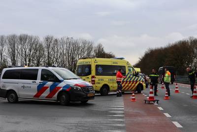 Fietser aangereden bij afrit Waspik op A59, met hoofdwond naar ziekenhuis vervoerd