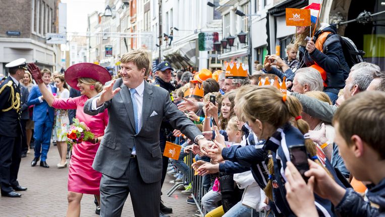 Koning Willem-Alexander en koningin Maxima begroeten het publiek tijdens Koningsdag in Dordrecht. Beeld anp