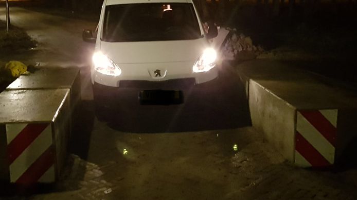 Dit bestelbusje kan net door de wegversmalling in Bosrand in Meerhoven.
