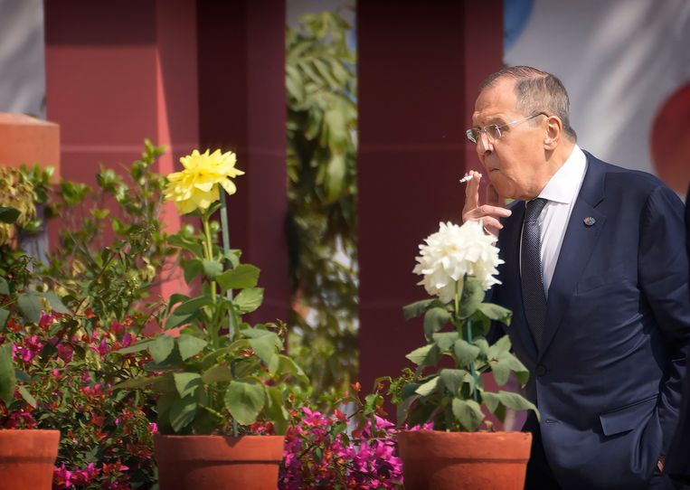 De Russische minister van buitenlandse zaken Sergej Lavrov rookt een sigaret tijdens de G20-bijeenkomst in Delhi. Beeld AP