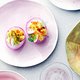 Een bekend hapje met een twist: gevulde eieren met zalm en vadouvan