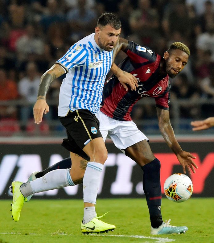 Stefano Denswil in duel met de sterke spits Andrea Petagna.