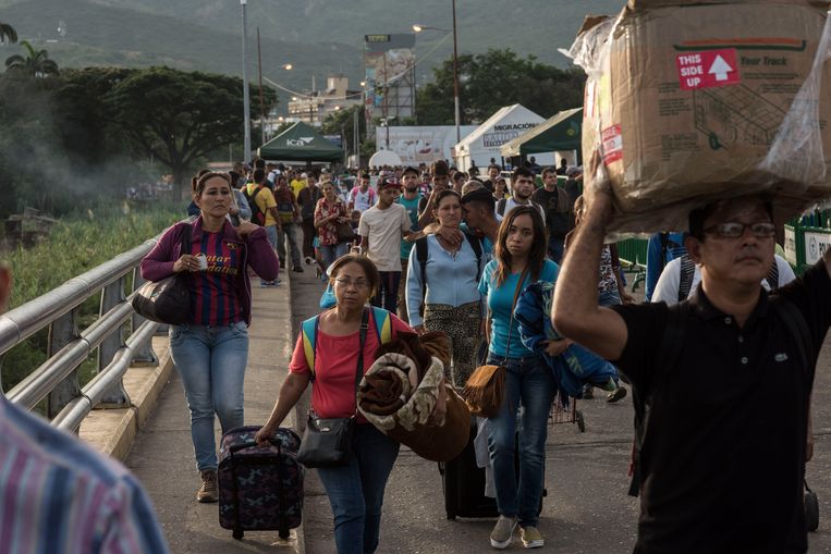 Dagelijks komen 35 duizend Venezolanen in Cúcuta de grens over. Beeld Stephen Ferry