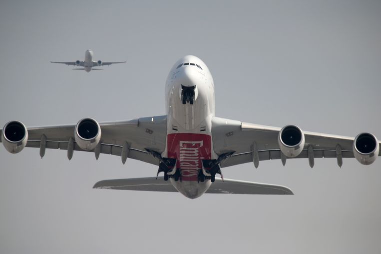 Een Airbus A380 van Emirates. De vliegtuigmaatschappij is de eerste die gedupeerde klanten de mogelijkheid tot terugbetaling biedt. Beeld Reuters