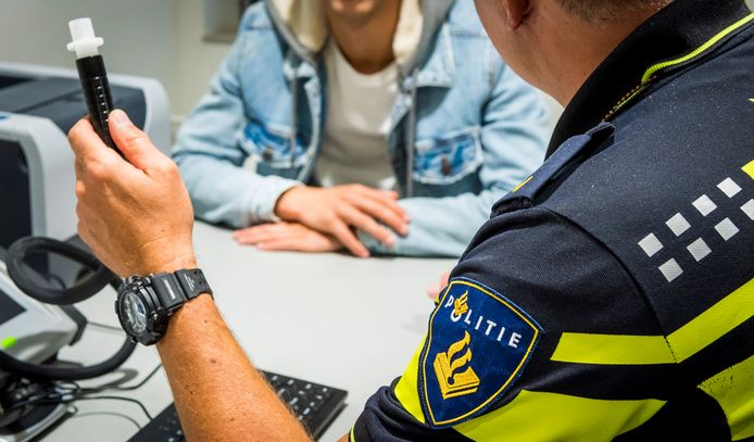 Een agent neemt een blaastest af op het politiebureau. Foto ter illustratie.