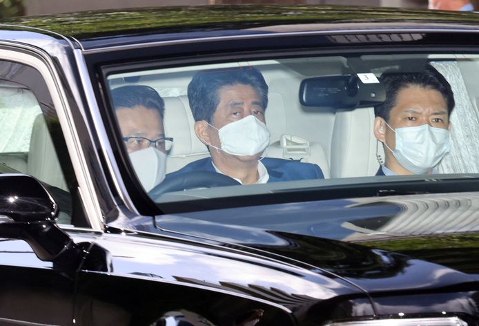 Shinzo Abe op weg naar het Keio University Hospital in Tokio.