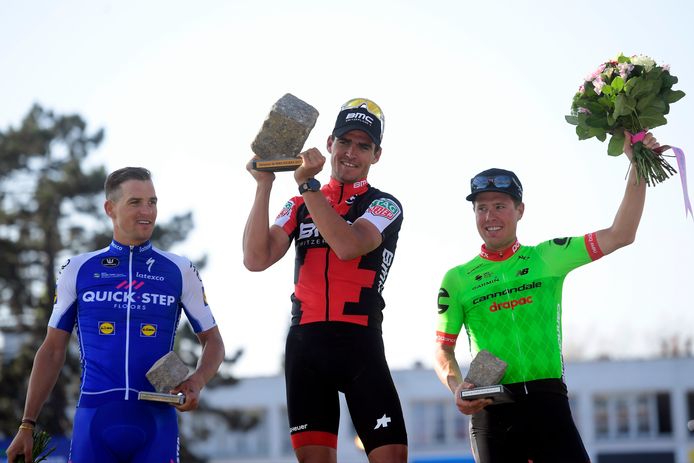 Langeveld naast winnaar Van Avermaet en nummer twee Stybar op het podium van Parijs-Roubaix 2017.