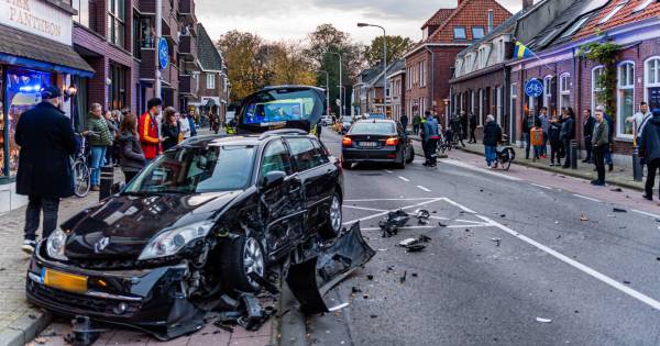 Kind gewond na auto ongeluk met meerdere voertuigen in Tilburg.