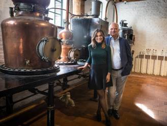 Michel Fryns (63) en dochter Céleste (26) zetten als vierde en vijfde generatie ‘Fryns Distillery’ opnieuw op de kaart: “Jenever is zoveel méér dan een zoet borreltje op de kerstmarkt”