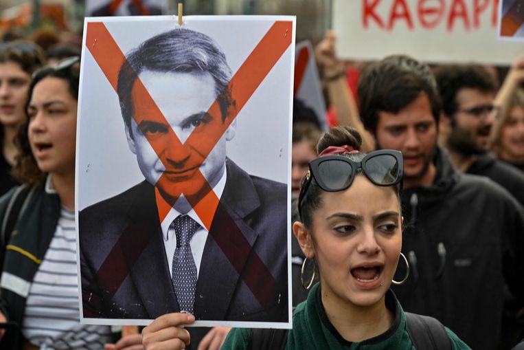 Premier Mitsotakis moet aftreden, zo maakt deze demonstrant in Athene duidelijk.  Beeld AFP