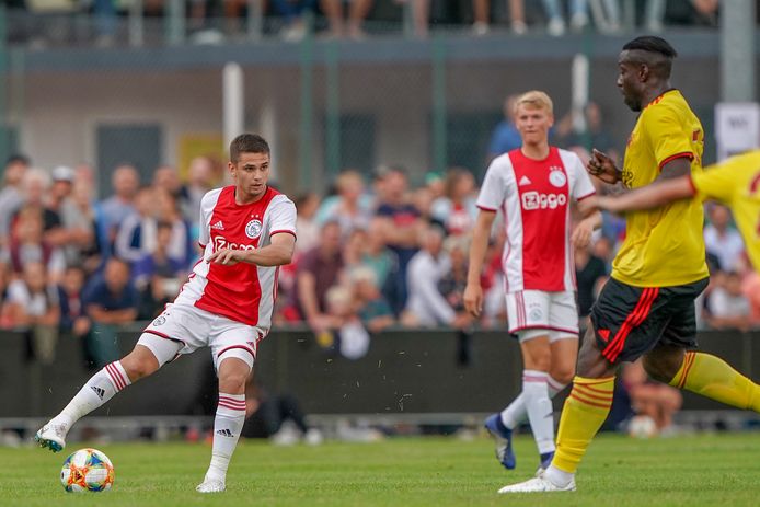 Ajax-middenvelder Razvan Marin in actie tegen Watford.