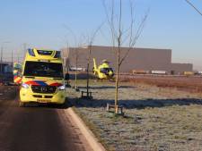 Jongeman zakt door dak en valt naar beneden op industrieterrein in Zwolle