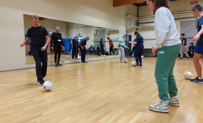 G-sporters trainen in het 5-a-side voetbal, ofwel blindenvoetbal.