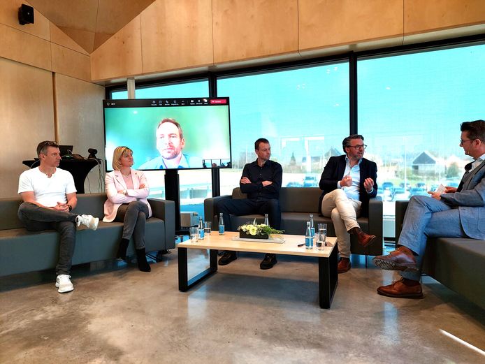 Het openingsgesprek met vlnr de schepenen Filip Meirhaeghe, Isabel Van Quickelberghe en Frederik Van Nieuwenhuyze, architect Joris Ghyssaert van F2J, burgemeester Nachtergaele en moderator Donaat Deriemaeker.