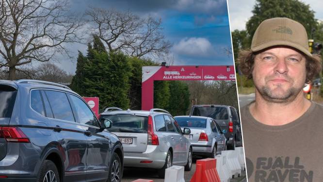 Wim heeft een uur voor de opening al 6 wachtenden voor zich aan de autokeuring: “Gezellig keuvelen met anderen in de rij. Waarover? De autokeuring, natuurlijk”
