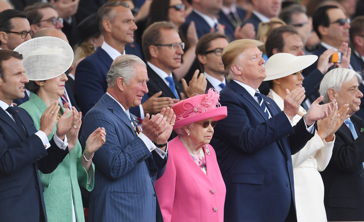 Aanwezigen in Portsmouth van links naar rechts: Emmanuel Macron, Theresa May, prins Charles, koningin Elizabeth, Donald Trump, Melania Trump en de Griekse president Prokopis Pavlopoulos.