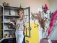 Marije Cox ondersteunt mensen die een kindje verloren door vroeggeboorte of een miskraam. In de kast staan voorwerpen die ze gebruikt bij oefeningen.