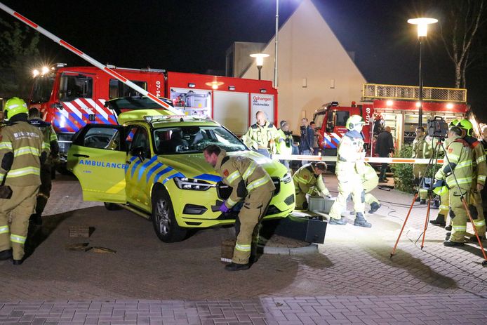 De brandweer wist de man na een half uur te bevrijden.