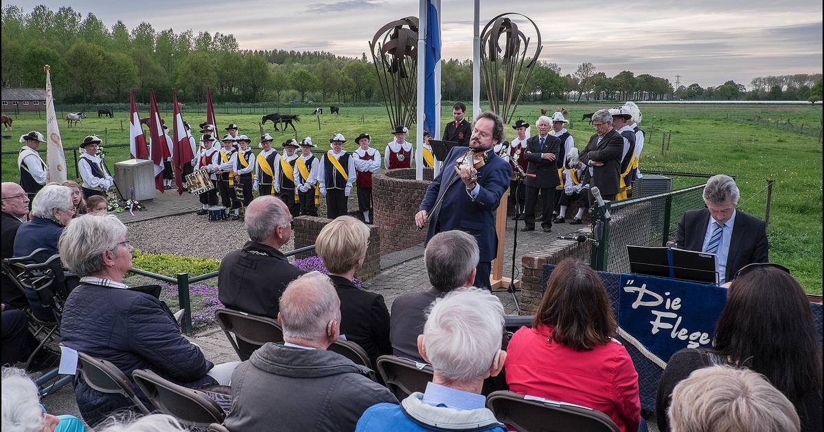 Slecht weer op komst: Dodenherdenking Overasselt niet bij het parachutemonument | Nijmegen