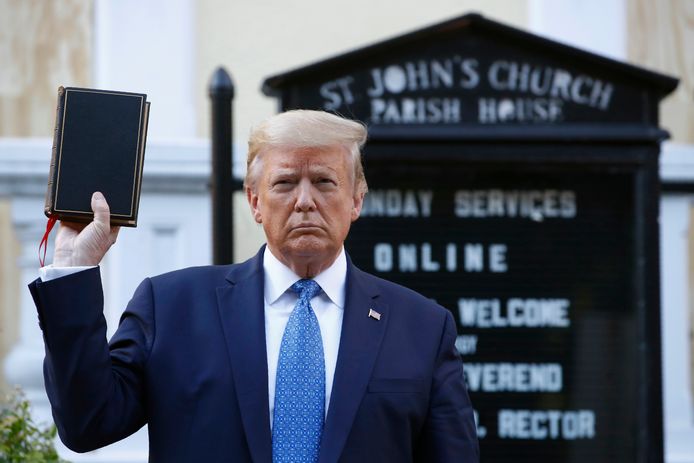 Donald Trump poseert met een bijbel in zijn hand voor een kerk in Washington DC. Even daarvoor liet hij de nationale garde met onder meer traangas een einde maken aan een vreedzaam protest.