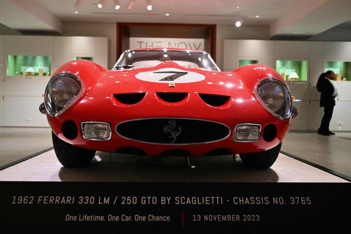 De Ferrari 250 GTO uit 1962 is maandag in New York onder de hamer gegaan voor 51,7 miljoen dollar (48,3 miljoen euro).