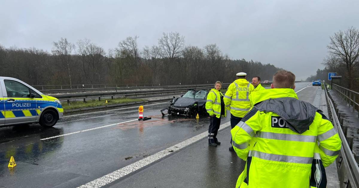 A12 dicht door ernstig ongeval met twee sportwagens: ‘Afsluiting gaat lang duren’.