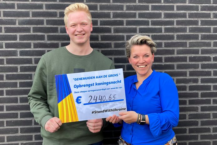 Projectleider Niek Brouwer krijgt de cheque overhandigd door initiatiefneemster Erna Beens.