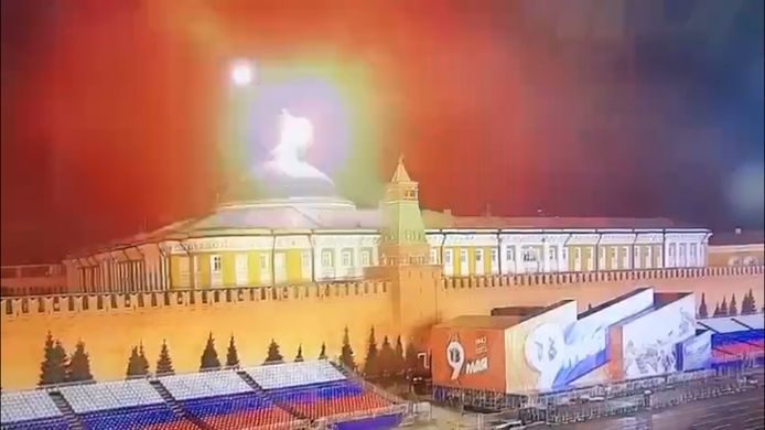 Een nachtelijke lichtflits boven het Kremlin.