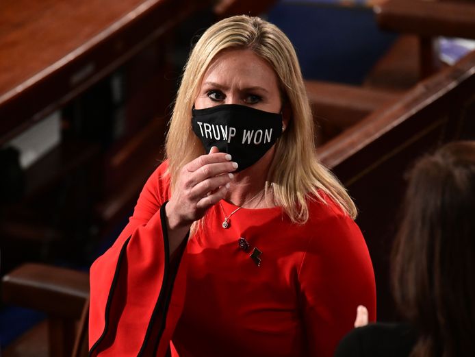Op de dag van haar beëdiging in het Huis van Afgevaardigden, op 3 januari, draagt Marjorie Taylor Greene een gezichtsmasker met daarop de tekst: 'Trump won'.