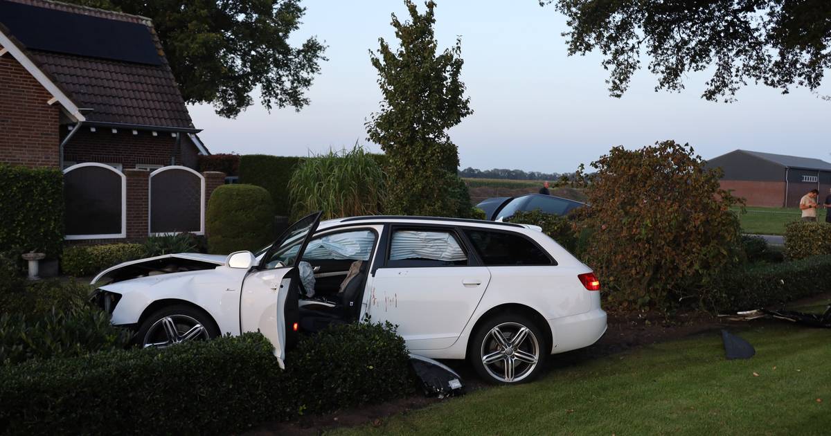 veel schade na botsing • auto belandt in tuin.