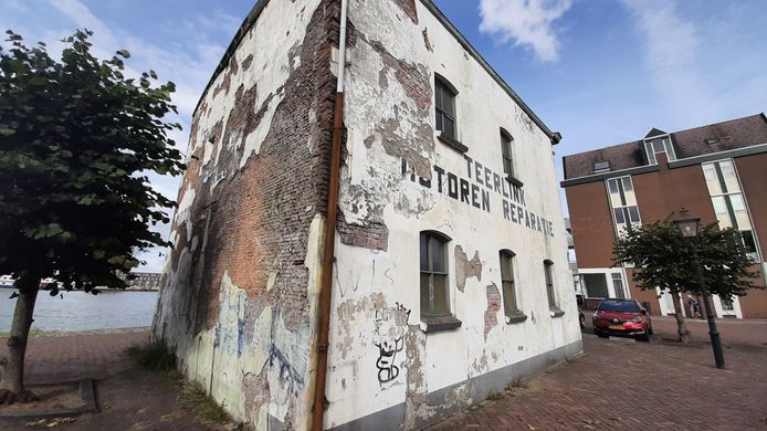 Het pand van Teerlink in Dordrecht is de afgelopen jaren verder verpauperd.