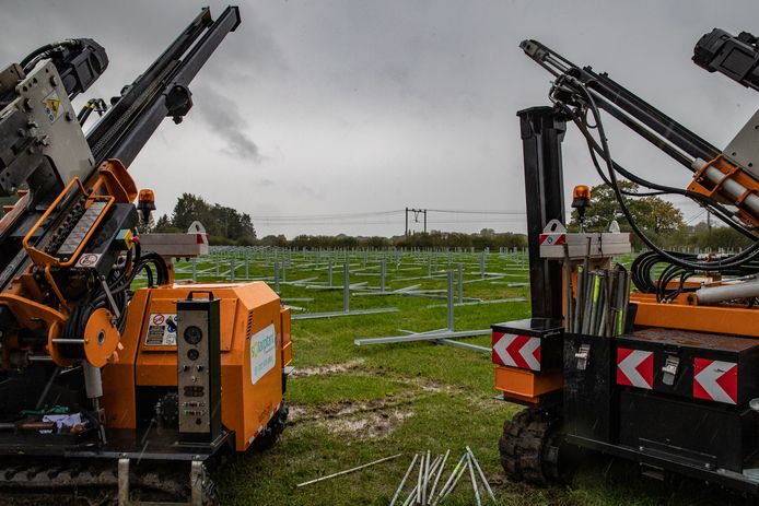 Er komen 8.000 panelen te liggen op het zonneveld van twee hectare aan de Diepenveenseweg.