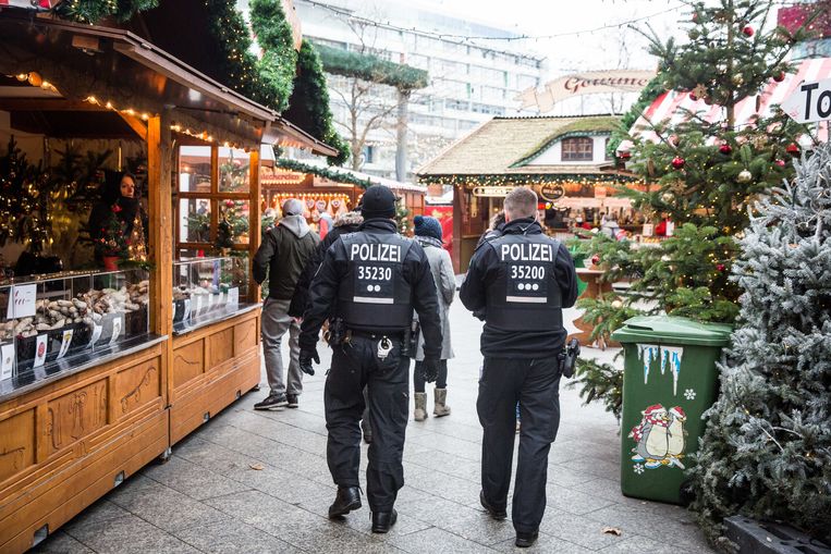 De dagen na de aanslag op de kerstmarkt in Berlijn gaan de kerstmarkten in het hele land weer open. De politie houdt een oogje in het zeil.  Beeld Bas Bogaerts