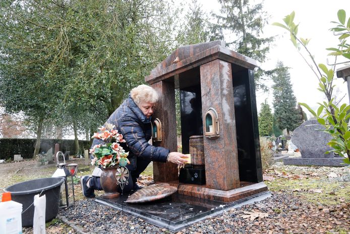 Willy Leenders maakt het besmeurde graf van haar schoondochter Willeke schoon.