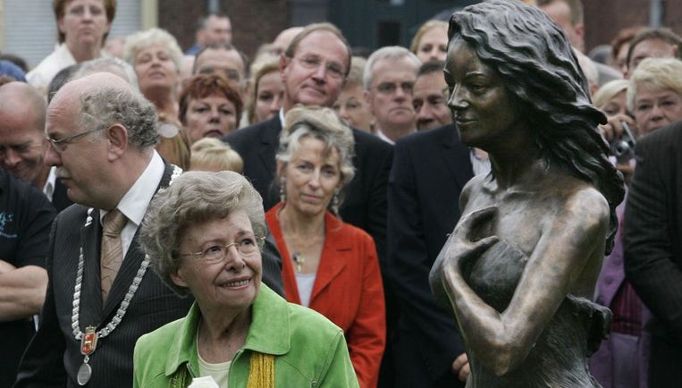 Het standbeeld van Sylvia Millecam in het Brabantse Boxmeer, in 2005 onthuld. Op de voorgrond: moeder Leny Millecam, op de achtergrond: Jomanda. Foto ANP/Rick Nederstigt Beeld 