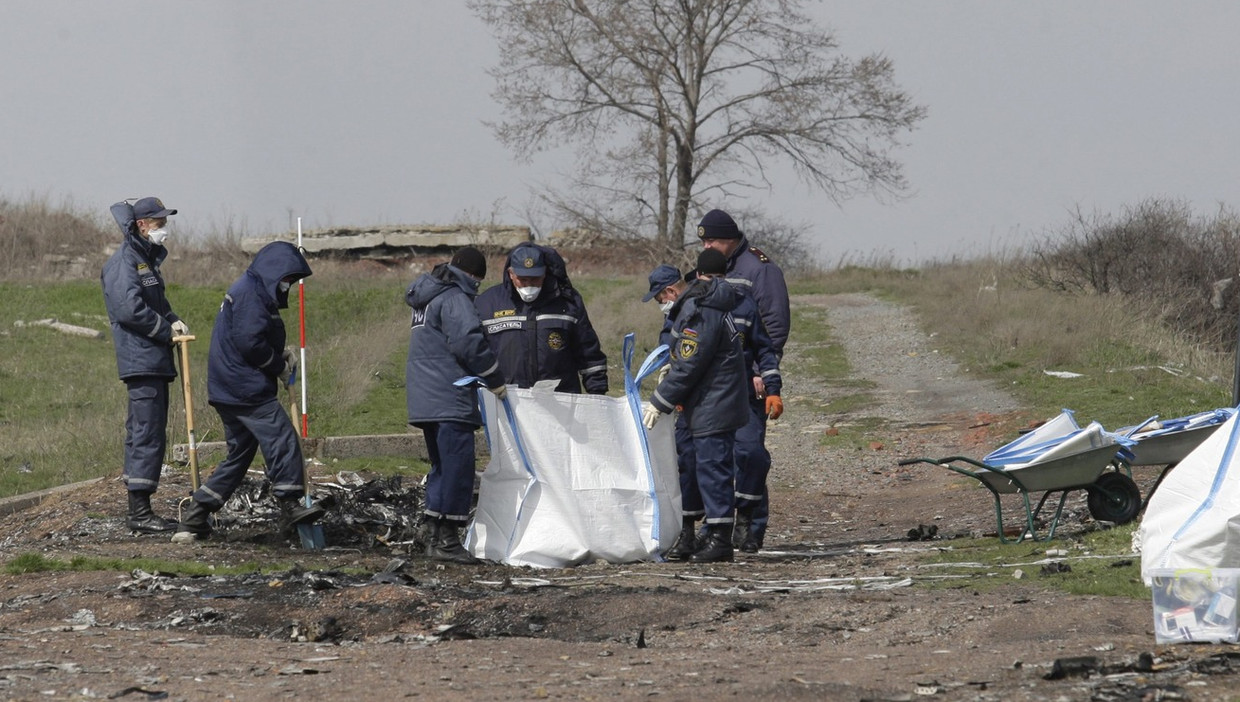 Forensische experts aan het werk op de crashsite van MH17. Beeld epa