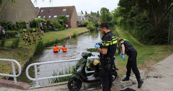 Brandweer zoekt water De Lier af na vondst scooter.