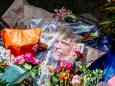 Bloemen, kaarsjes en steunbetuigingen aan Peter R. de Vries in de Lange Leidsedwarsstraat in het centrum van Amsterdam. De misdaadverslaggever ligt nog steeds zwaargewond in het ziekenhuis, na een aanslag op zijn leven.