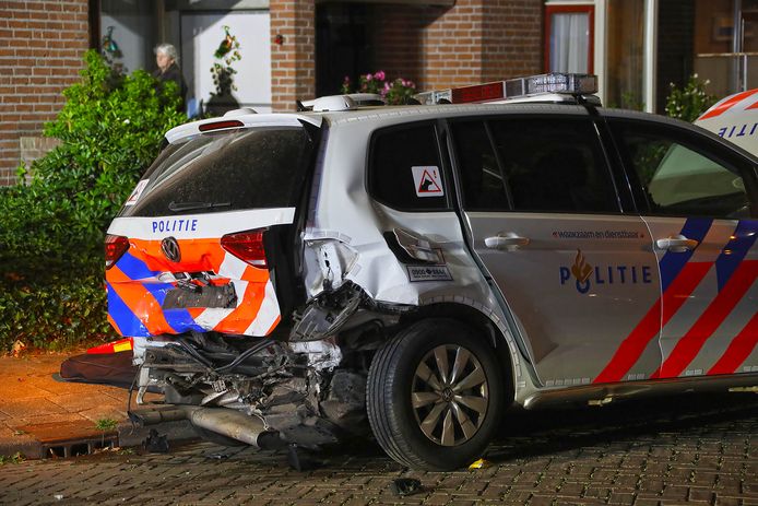 De politieauto is ook beschadigd geraakt.