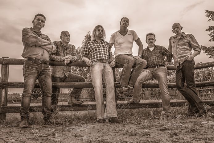 De tributeband The Eagles Legacy heeft het tot de derde ronde van het tv-programma ‘The Tribute - Battle of the Bands’ geschopt. Bassist Erwin Pijl komt uit Best.