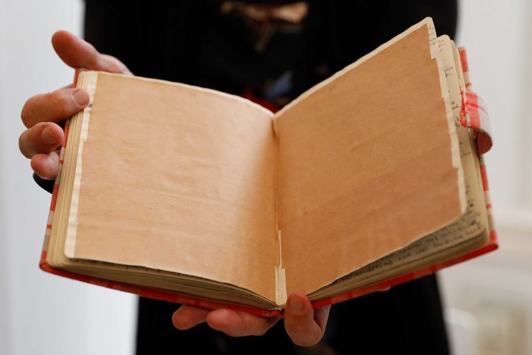 Een replica van het dagboek van Anne Frank tijdens de presentatie van nieuwe informatie over het dagboek. Beeld ANP