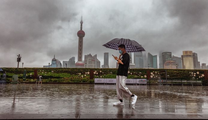 Shanghai maakt zich op voor de komst van tyfoon Muifa.