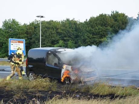 Auto vliegt in brand op A58 bij Gilze, bestuurder zet voertuig stil op vluchtstrook 