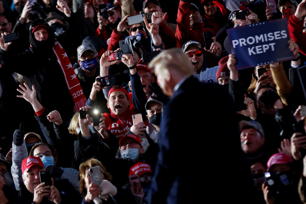 President Trump op een verkiezingsbijeenkomst zaterdag in Butler,  Pennsylvania.   Beeld Reuters