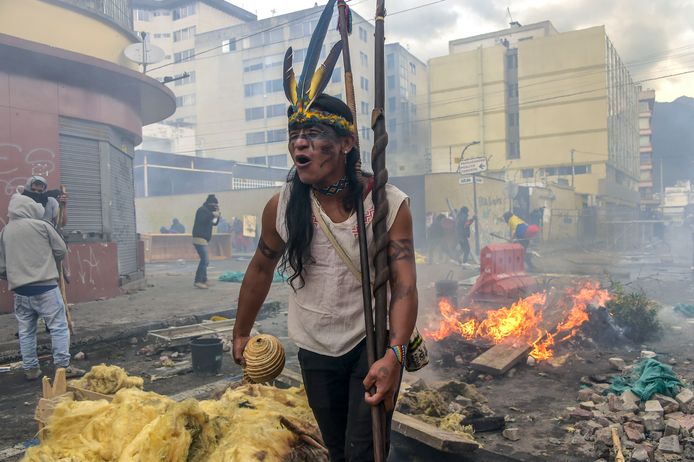 Een inheemse Ecuadoriaan protesteert tegen de regering.