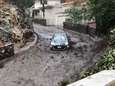 Straffe beelden: auto ‘surft’ op modderstroom in Californië