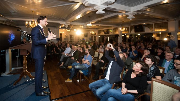 Maandagavond kwamen Baudet en zijn nummer twee de Volendammers alsnog opzoeken in hotel Spaander aan de haven. Beeld anp