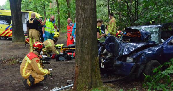 Drie zwaargewonden bij ongeluk Vlierden, bestuurder geboeid naar ziekenhuis.