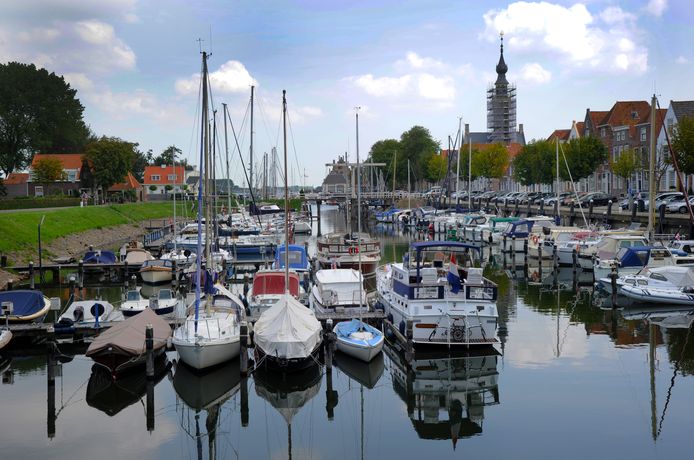 De haven van Veere, met op de achtergrond de Beatrixbrug.