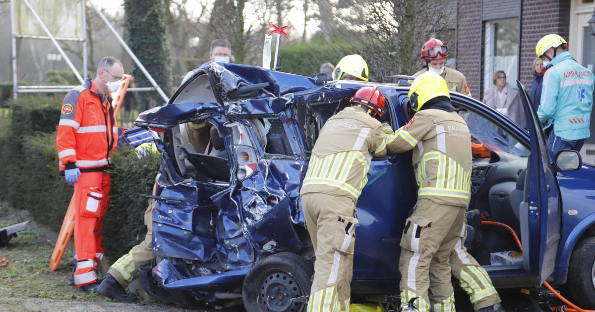 Auto aangereden door tankwagen bij ernstig ongeluk in Afferden.